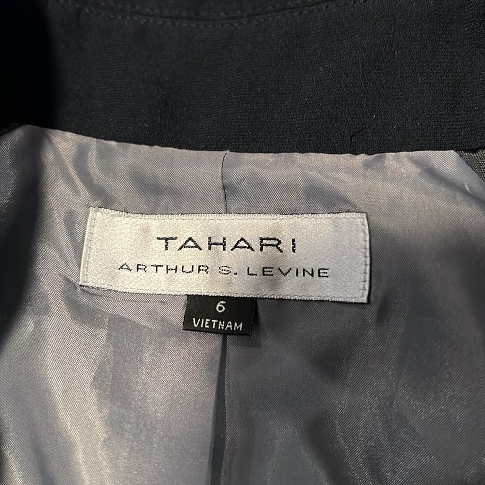 Tahari Arthur S Levine Blazer. Navy Blue. Size 6 - Picture 4 of 4